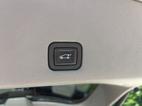 Used 2022 Cadillac XT6 Premium Luxury w/ Technology Package FWD image 7
