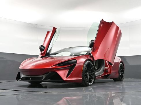Used 2024 McLaren Artura RWD image 32