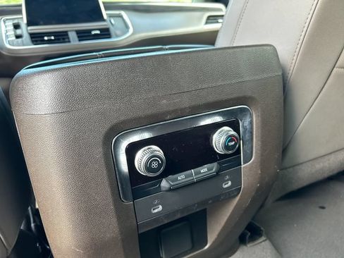 Used 2023 GMC Yukon SLT AWD/4WD image 15
