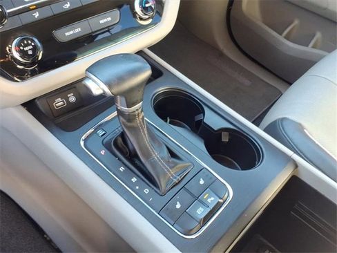 Used 2017 Kia Sedona LX w/ LX Essentials Premium Package image 12