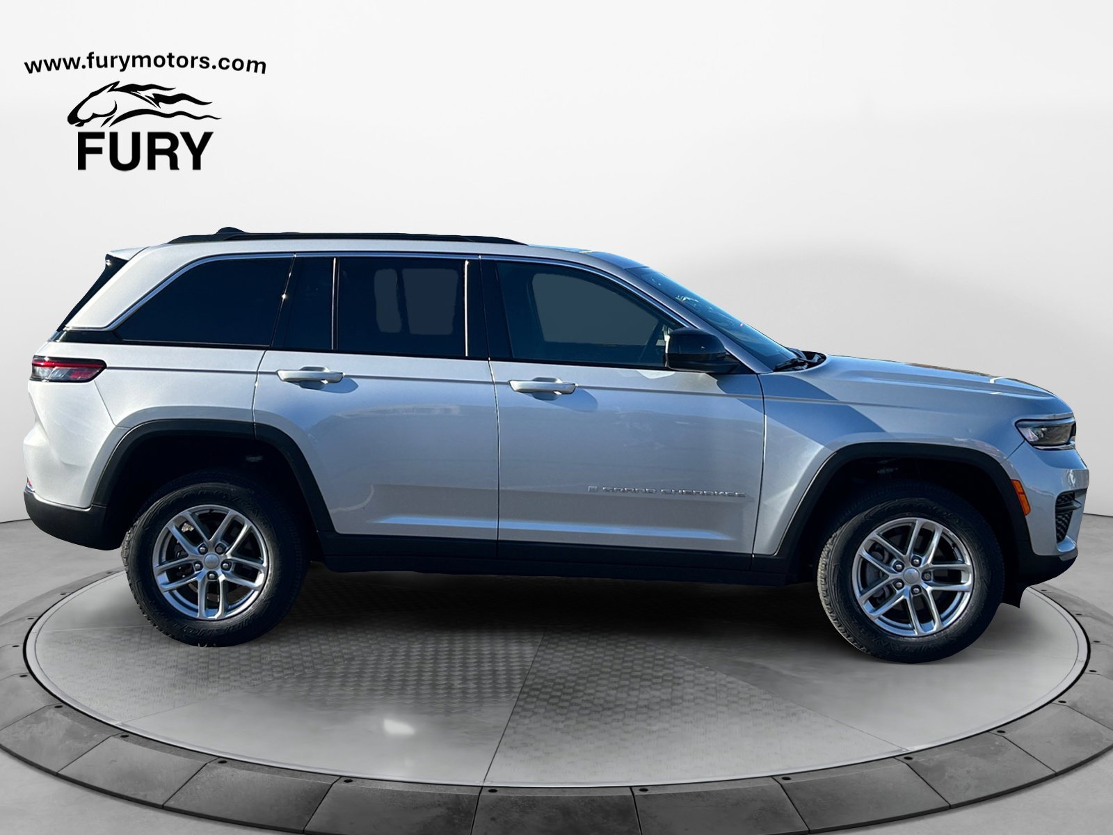 Used 2025 Jeep Grand Cherokee Laredo X w/ Luxury Tech Group I AWD/4WD image 3