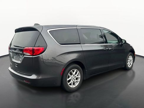 Used 2017 Chrysler Pacifica Touring FWD image 3
