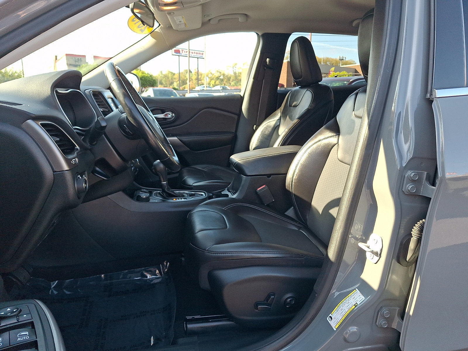 Used 2019 Jeep Cherokee Latitude Plus w/ Cold Weather Group AWD/4WD image 14