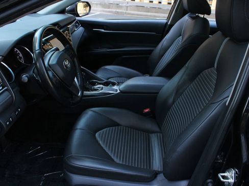 Used 2018 Toyota Camry SE w/ Moonroof Package FWD image 14