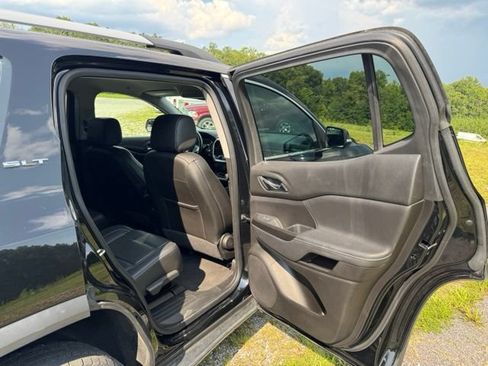 Used 2023 GMC Acadia SLT AWD/4WD image 17