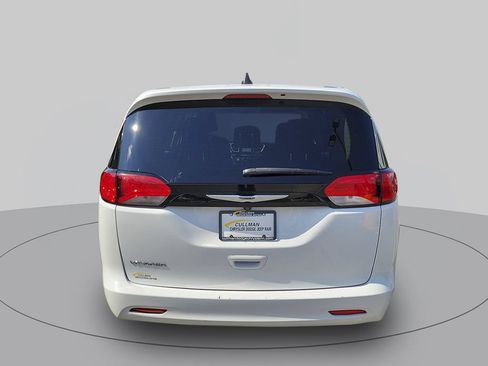 Used 2023 Chrysler Voyager LX FWD image 4