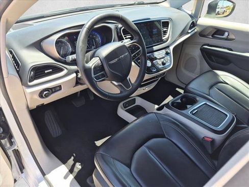 Used 2023 Chrysler Pacifica Touring-L FWD image 13