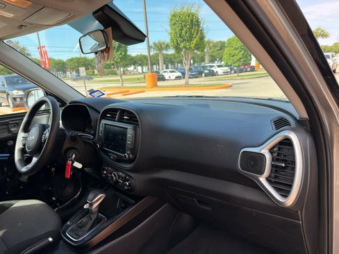 Used 2024 Kia Soul LX w/ Option Group 015 FWD image 36