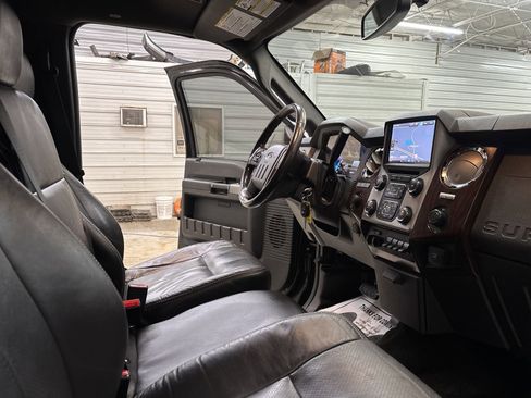 Used 2014 Ford F350 Lariat w/ Lariat Interior Package image 27