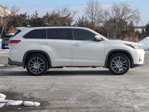 Used 2017 Toyota Highlander SE image 4