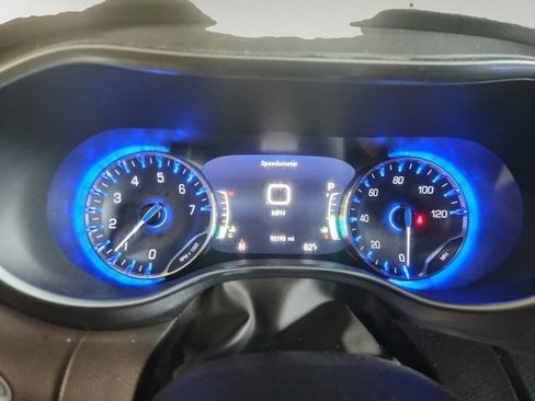 Used 2018 Chrysler Pacifica Touring-L Plus FWD image 12