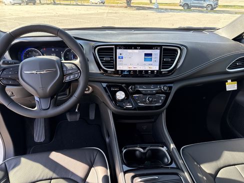 New 2026 Chrysler Pacifica Limited w/ S Appearance Package image 17