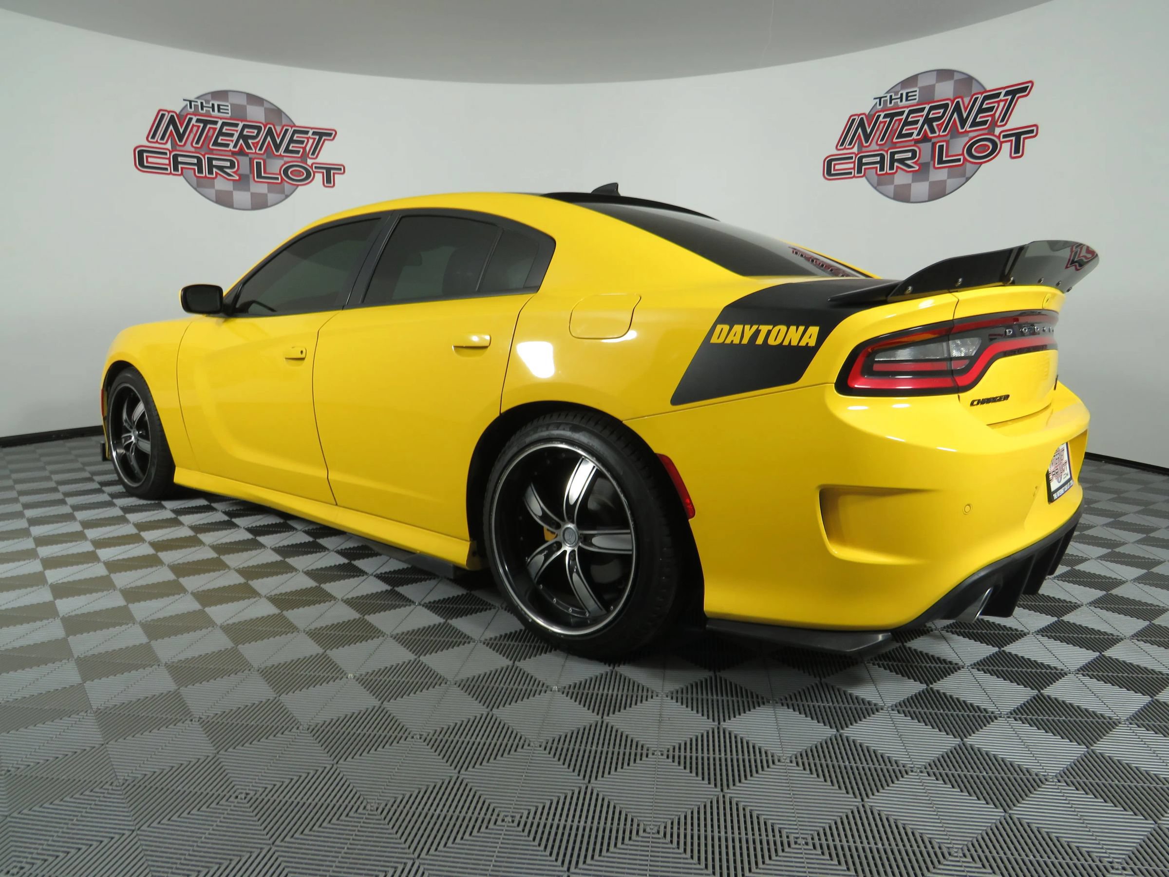 Used 2017 Dodge Charger R/T RWD image 5