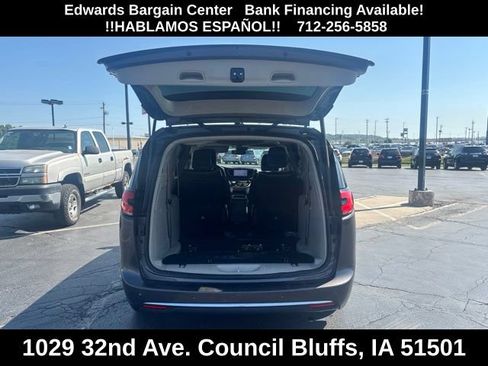 Used 2023 Chrysler Pacifica Limited FWD image 12