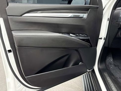 Certified 2025 Cadillac Escalade ESV V image 9