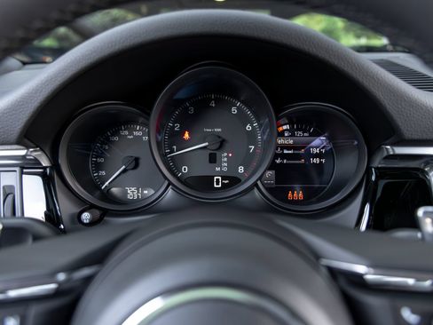 Certified 2026 Porsche Macan AWD/4WD image 33