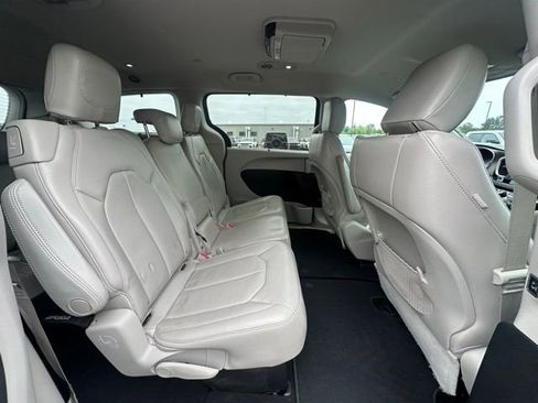 Used 2018 Chrysler Pacifica Touring-L w/ Tire & Wheel Group FWD image 29