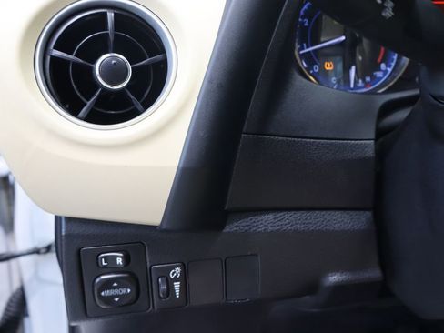 Used 2018 Toyota Corolla LE image 16