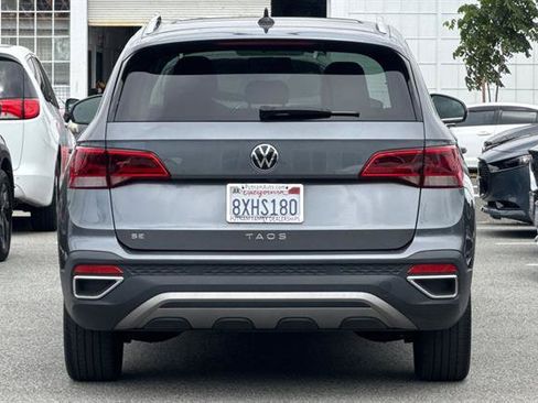 Used 2022 Volkswagen Taos SE w/ Panoramic Sunroof Package FWD image 4