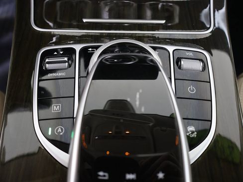 Used 2017 Mercedes-Benz GLC 300 4MATIC image 3