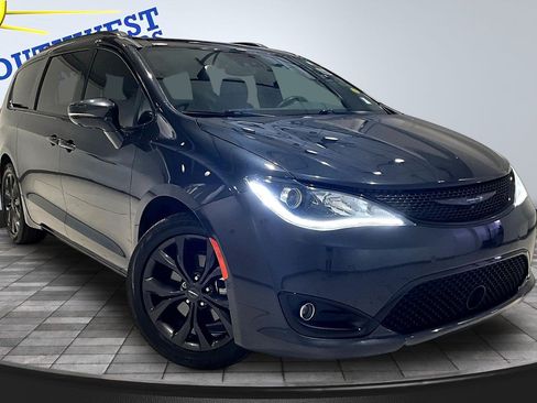 Used 2019 Chrysler Pacifica Limited w/ Advanced Safetytec Group FWD image 3