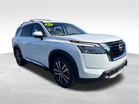 Used 2025 Nissan Pathfinder Platinum FWD image 8