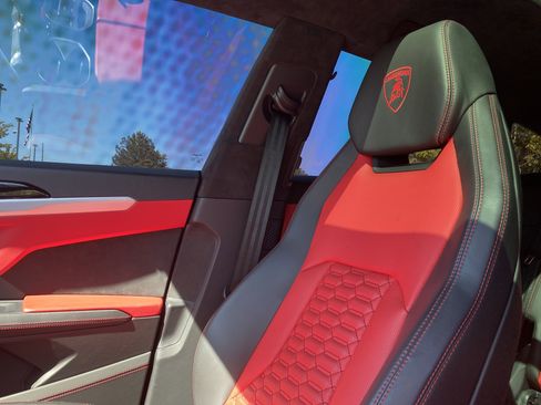 Used 2022 Lamborghini Urus image 32