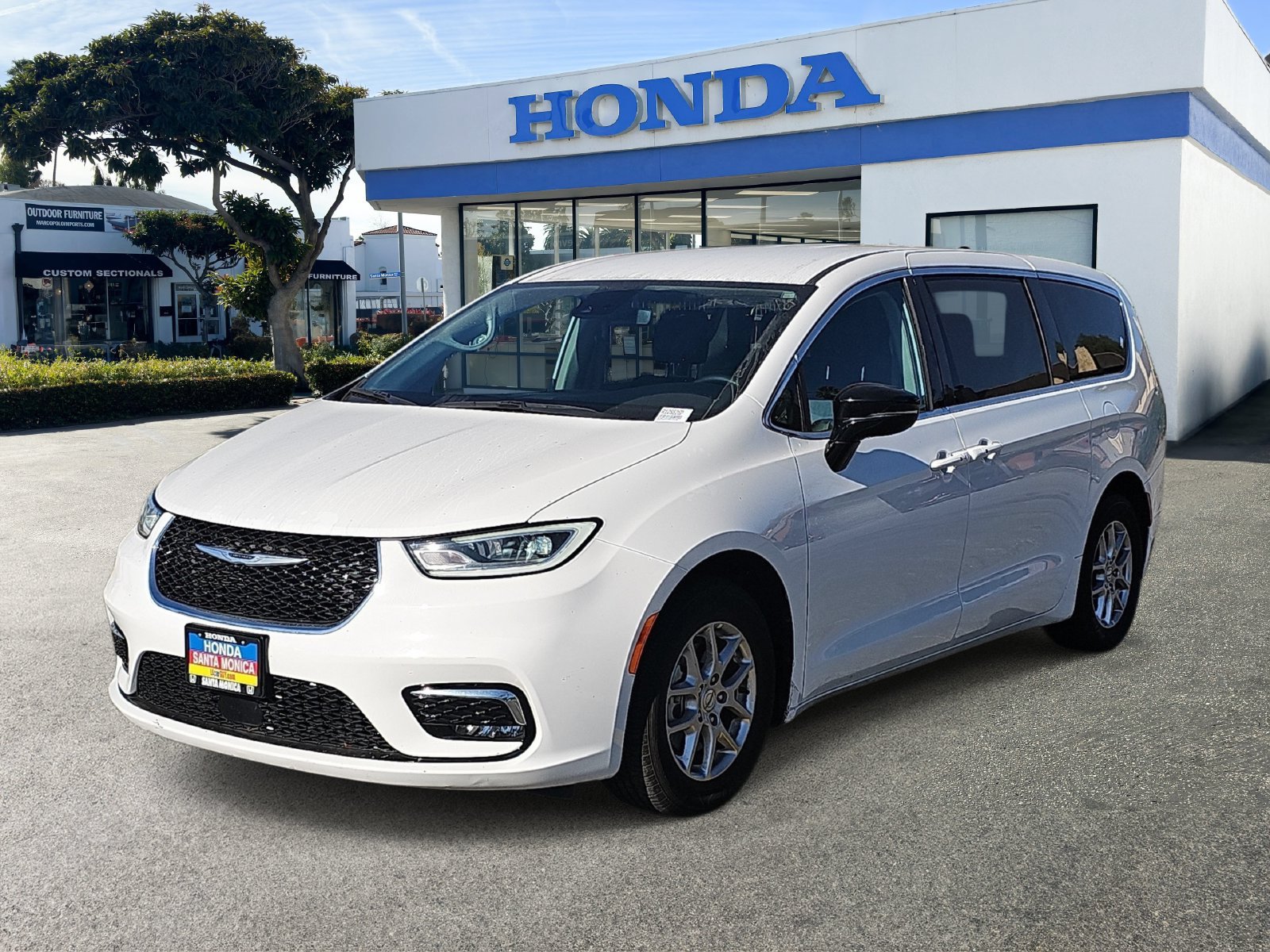 Used 2024 Chrysler Pacifica Touring-L FWD image 1