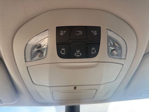 Used 2023 Chrysler Pacifica Touring-L image 13