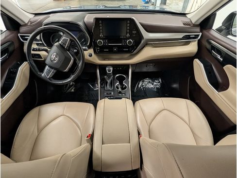 Used 2021 Toyota Highlander XLE AWD/4WD image 10