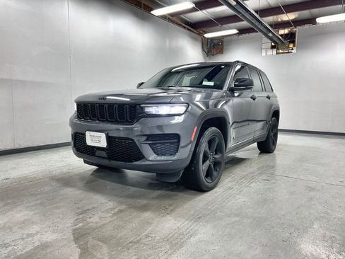 Used 2022 Jeep Grand Cherokee Altitude image 1
