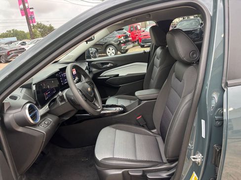 Used 2025 Chevrolet Trax LT FWD image 25
