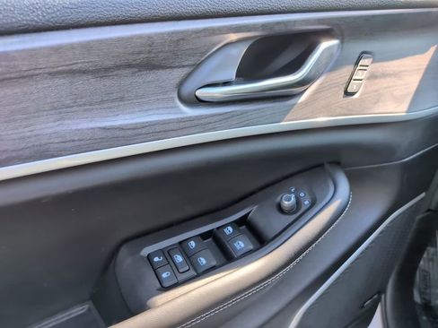 Used 2024 Jeep Grand Cherokee Limited w/ Black Appearance Package image 19