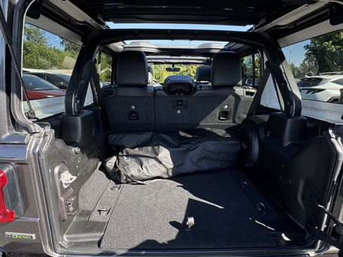 Used 2022 Jeep Wrangler Unlimited Sahara image 16