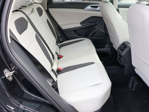 Certified 2025 Volkswagen Taos SE image 33