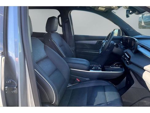 Used 2025 Buick Enclave Sport Touring image 28