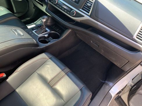 Used 2019 Toyota Highlander SE AWD/4WD image 48