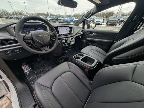 New 2026 Chrysler Pacifica Select w/ S Appearance Package image 2