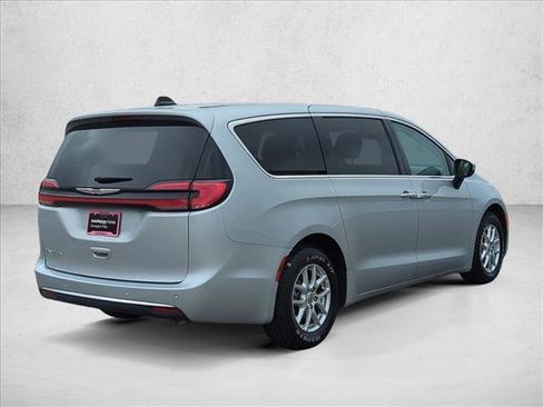 Used 2023 Chrysler Pacifica Touring-L FWD image 6