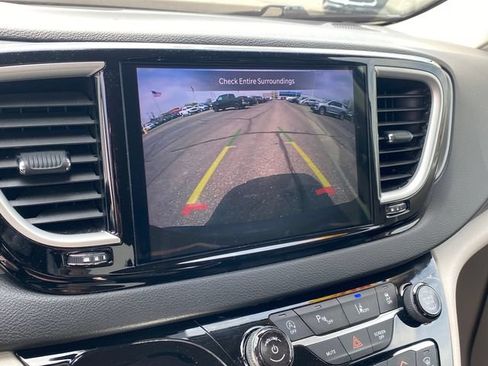 Used 2024 Chrysler Pacifica Touring-L FWD image 10
