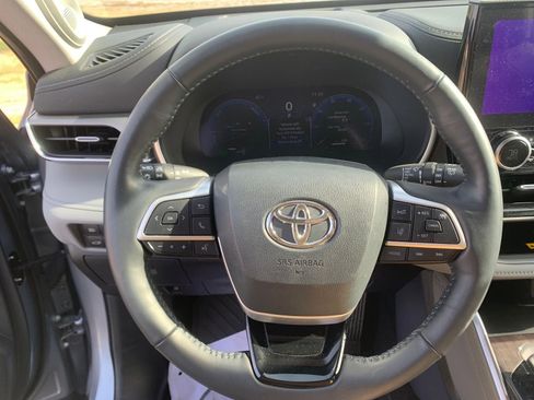 Used 2024 Toyota Highlander Platinum image 16
