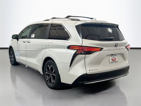 New 2026 Toyota Sienna Platinum image 6
