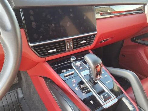 Used 2023 Porsche Cayenne Platinum Edition image 11