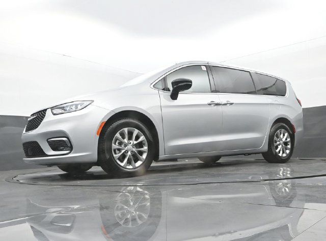 Used 2026 Chrysler Pacifica Limited FWD image 27