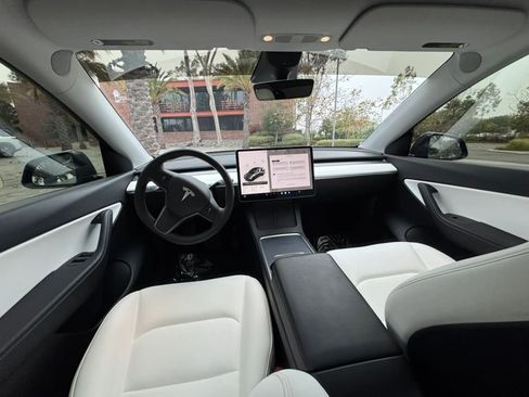 Used 2024 Tesla Model Y Long Range AWD/4WD image 14