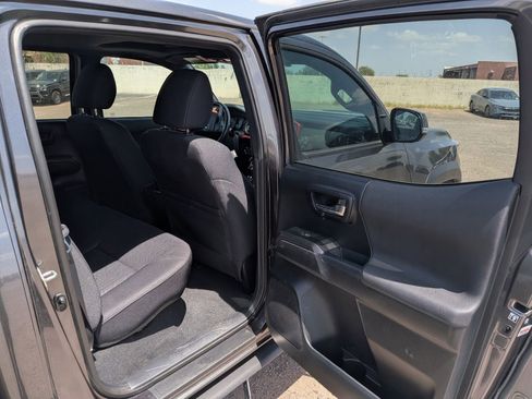 Used 2017 Toyota Tacoma TRD Off-Road w/ Premium & Technology Package AWD/4WD image 14