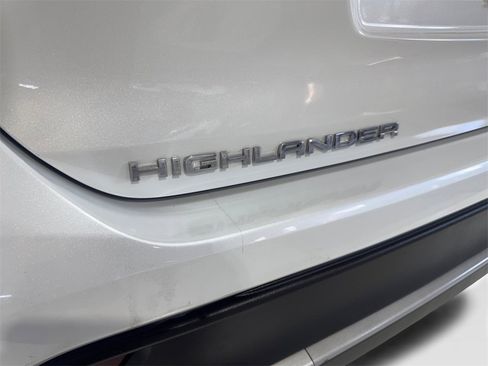Used 2024 Toyota Highlander FWD image 23