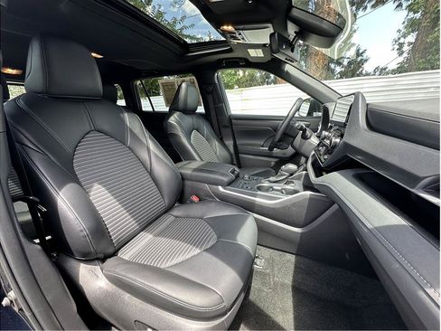 Used 2025 Toyota Highlander XSE AWD/4WD image 4