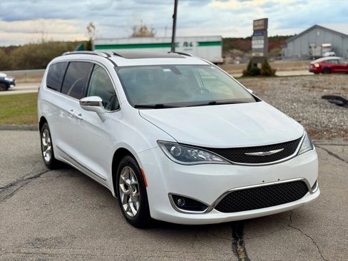 Used 2018 Chrysler Pacifica Limited image 4