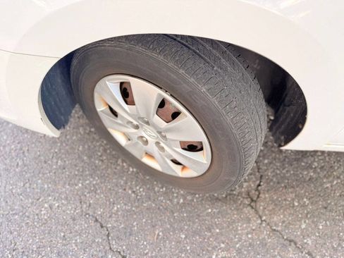 Used 2011 Hyundai Elantra GLS image 9